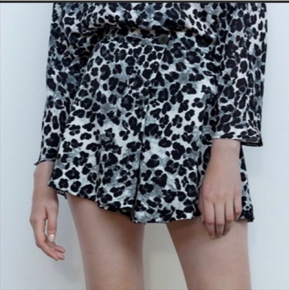 ZARA Black and White Leopard Animal Print Snow Leopard Skort Shorts XS